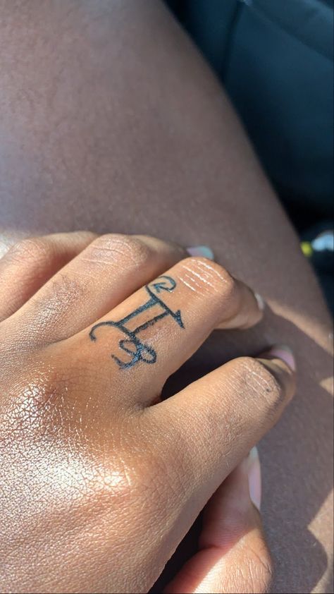 Gemini Tattoos Black Women, Hand Tattoos Gemini, Small Gemini Tattoo For Women Finger, Finger Tattoos Gemini, Gemini Finger Tattoos For Women, Gemini Hand Tattoos For Women, Mini Gemini Tattoo, Gemini Tattoo Finger, Zodiac Sign Tattoos Gemini