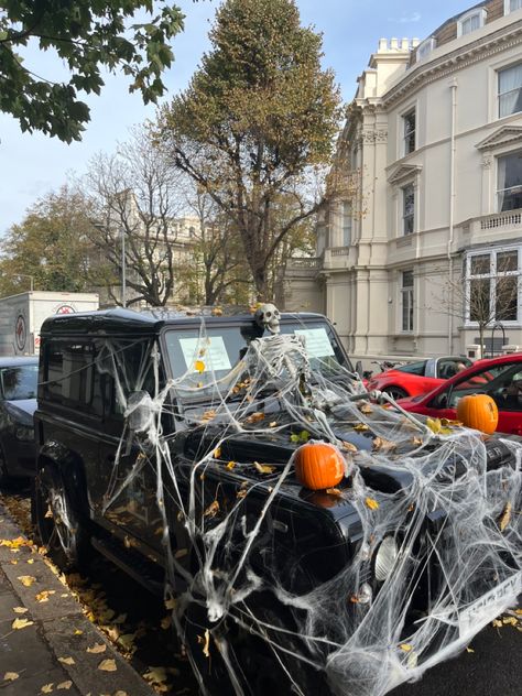 Halloween Car Decorating Ideas, Car Halloween Decor, Halloween Car Decorations Trunks, Trunk Or Treat Jeep, Halloween Car Ideas, Carros Halloween, Jeep Halloween Decorations, Car Halloween Decorations, Halloween London