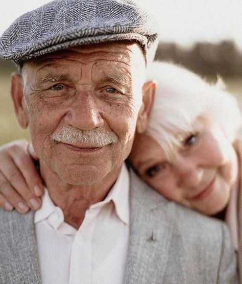 Couple Photo Pose, Old Couple Photography, Older Couple Poses, Older Couple Photography, Old Couple In Love, Grandparents Photography, Grandparent Photo, Older Couple, Family Photoshoot Poses