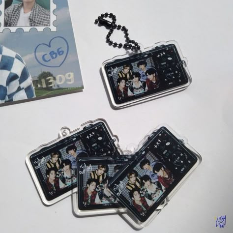 Acrylic Keyring Ideas, Keyring Kpop, Kpop Keychain, Camera Keychain, Acrylic Keyring, School Id, Picture Boards, Acrylic Keychains, Shirt Design Inspiration