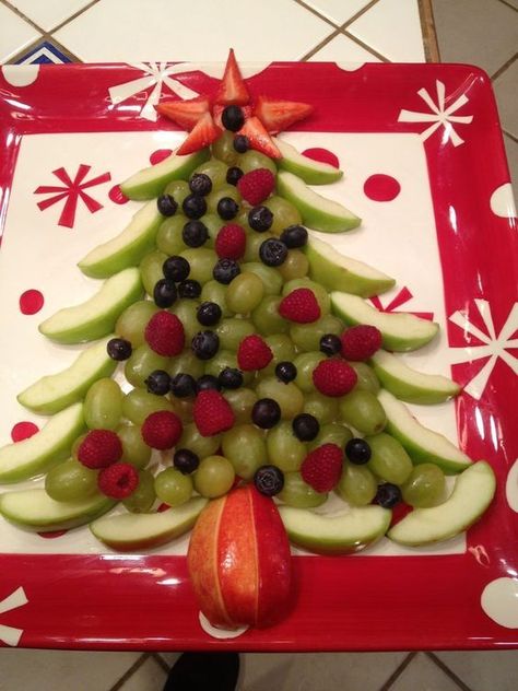 105 Christmas Tree Shaped Food Ideas that are too cute to be eaten - Hike n Dip Holiday Healthy Snacks, Fruit Christmas Tree, Decorações Com Comidas, Christmas Fruit, Healthy Christmas, Holiday Snacks, Christmas Brunch, Xmas Food, Christmas Breakfast