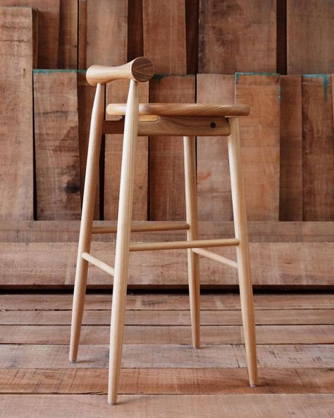 Marcelo Caruso (@carusodesign) • Instagram photos and videos Japanese Bar Stool, Wood Chair Diy, Kursi Bar, Woodworking Chair, Furniture Design Inspiration, Wood Furniture Design, Rustic Bar, Wood Architecture, Bamboo Design