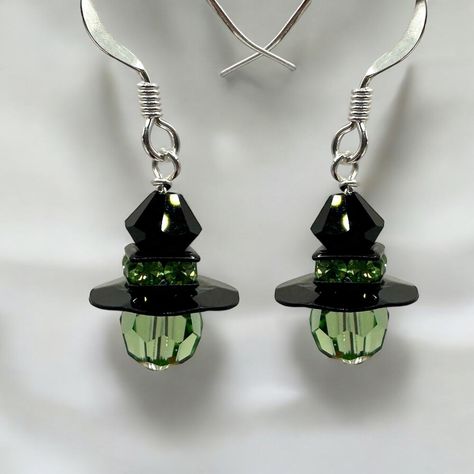 "These sweet and sparkly witches are perfect for both Halloween, the coming Wicked movie, and to show your own witchy powers! TCB kits are always well packaged and easy to assemble!" https://toocutebeads.com/products/mini-witch-halloween-earring-kit Homemade Halloween Earrings, Diy Grinch Earrings, Halloween Handmade Jewelry, Halloween Earring Ideas, Witchy Beaded Earrings, Beaded Jewelry Ideas Handmade, Halloween Diy Earrings, Disney Beaded Earrings, Diy Holiday Earrings