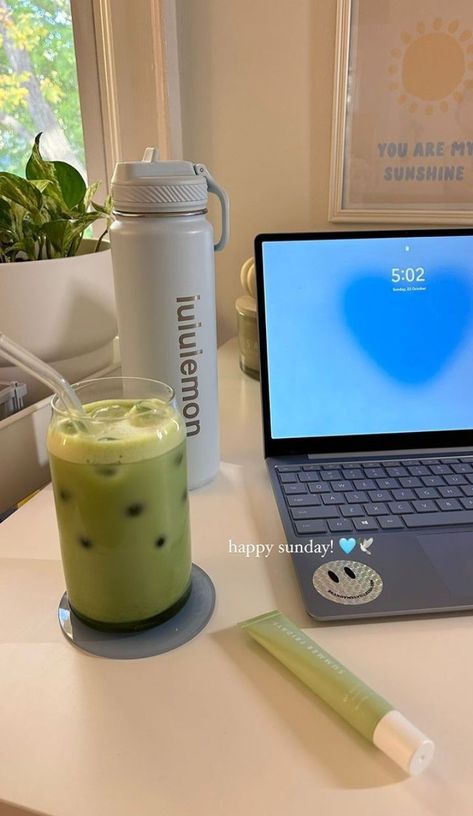 Iced Matcha Latte, Clean Life, College Aesthetic, Iced Matcha, Work Motivation, Pink Girly Things, Lulu Lemon, Matcha Latte, Girls World