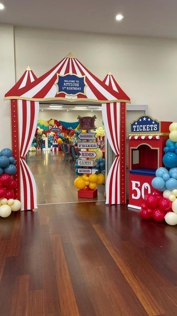 Outdoor Circus Decorations, Circus Party Balloons, Circus Themed Door Decorations, Indoor Carnival Decorations, Circus Theme Backdrop, Circus Theme Decor, Circus Parade Float Ideas, Carnival Theme Party For Kids, Diy Circus Decorations