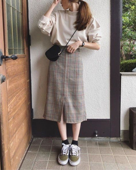 Outfit ideas Light Academia Outfit Women, Modest Aesthetic Outfits, Vest Dark Academia, Beige Dress Outfit, Anime Cottagecore, Plaid Dress Outfit, Light Academia Outfit, Autumn Woman, Dark Academia Outfits