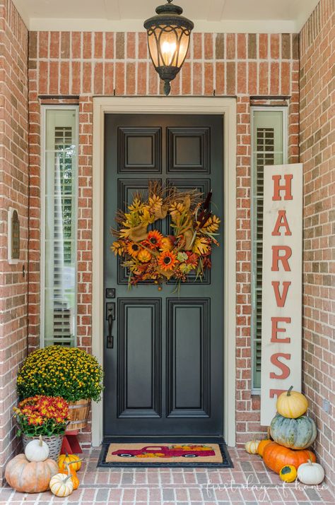 Fall Decor Outdoor, Wreath Decorating Ideas, Front Door Ideas, Unique Front Doors, Fall Front Porch Decor Ideas, Outside Fall Decor, Doorway Decor, Easy Fall Wreaths, Porch Wreath