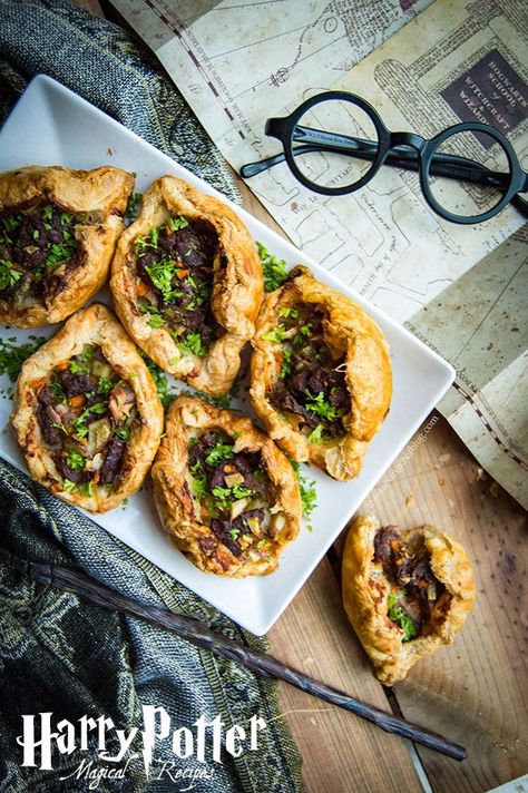 Hogwarts Appetizers, Harry Potter Recipes From The Book, Harry Potter Meals Dinners, Harry Potter Lunch Ideas, Harry Potter Recipes Dinners, Fantasy Food Recipes, Cornish Pastries, Harry Potter Appetizers, Hogwarts Food