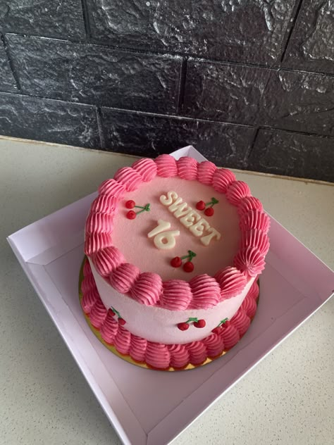 Small Circle Cake, Cake 12th Birthday Girl, Simple 16th Birthday Cake, Cake For Sweet 16, Sweet 16 Cake Ideas 16th Birthday, Sweet Sixteen Cakes 16th Birthday, Birthday Cake Tutorial, Sweet Sixteen Cakes, 17 Birthday Cake