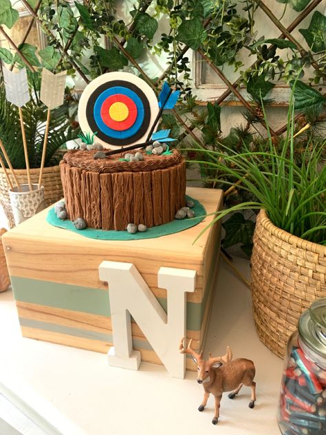 Target, Bow and arrows made with fondant Archery Cake Ideas, Gender Reveal Archery, Bow And Arrow Birthday Party, Archery Party Decorations, Bow And Arrow Birthday Cake, Archery Cake, Target Birthday Cakes, Archery Birthday, Archery Party