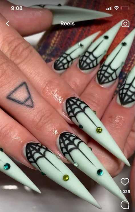 Halloween Goth Nails, Halloween Stelitto Nails, American Horror Story Nails, Glitter Spider Web Nails, Stiletto Halloween Nails, Halloween Nails Green, Horror Nails Designs, Spooky Nails Acrylic, Green Halloween Nails