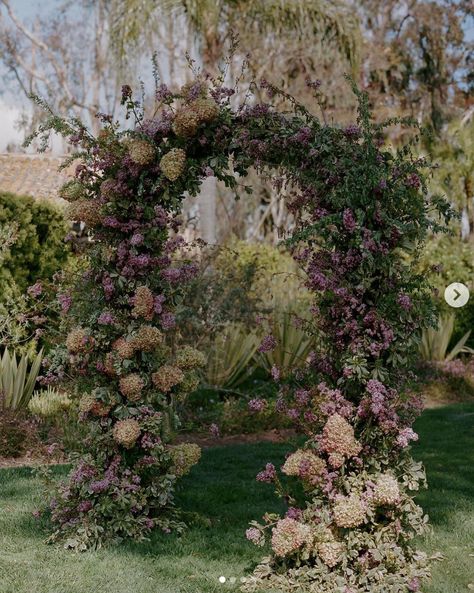 Purple Wedding Ceremony, Rancho Santa Fe California, Moody Purple, Planning Outfits, Arch Designs, Floral Arch Wedding, Shooting Inspiration, Fiesta Wedding, Floral Installations