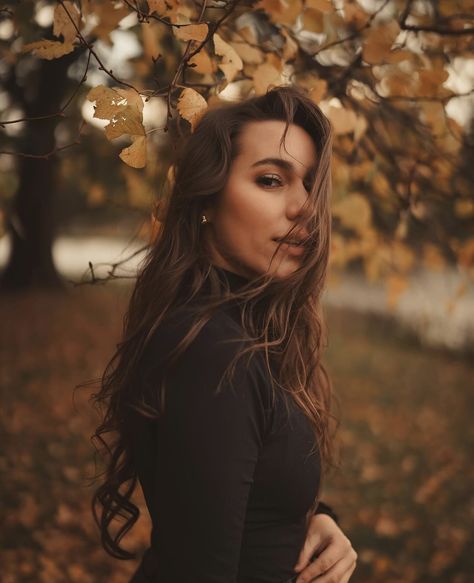 Photography Self Portrait, Autumn Photography Portrait, Senior Photoshoot Poses, Fall Photo Shoot Outfits, Fall Shoot, Fall Portraits, Solo Photo, Artsy Photos, Fall Senior Pictures