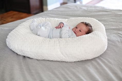 Baby Lounger DIY, easy and is so similar to the Boppy one for less than $10! Diy Baby Lounger, Baby Lounger Pillow, Lounger Pillow, Diy Bebe, Baby Lounger, Baby Projects, Baby Diy, Baby Pillows, Baby Time