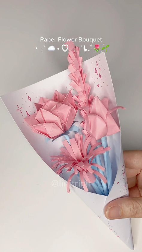 Dive into the world of paper floristry with a diverse range of templates to suit every style and preference.#printable, #freetemplates, #howtomake Paper Centerpieces, Handmade Gifts For Girlfriend, 3d Paper Flowers, Rolled Paper Flowers, Future Girlfriend, Stem Crafts, Subtle Makeup, Paper Peonies, Paper Bouquet