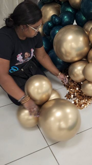 Reneè Balloons &Education on Instagram: "Upgrade the styling of your balloon arch base with this easy tip. Here are the steps: 1. Knot 2 rubber bands together size #32 2. Wrap, rubber bands around the pole 3. Attach to your balloon quads 4. Ensure you use two different balloons" Balloon Quad, Balloon Tips, Balloon Inspiration, How To Make Balloon, Dinosaur Balloons, Balloon Ideas, Balloon Arch, Balloon Garland, Rubber Bands