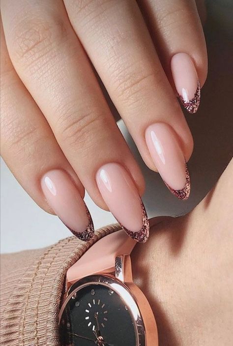 Unghie French Glitter ✨ la manicure super glowy classica o sfumata Gold Tip Nails, Summer French Nails, Glitter Tip Nails, Gold Acrylic Nails, Glitter French Tips, Unghie Sfumate, Her Nails, Rose Gold Nails, Pretty Nail Art Designs