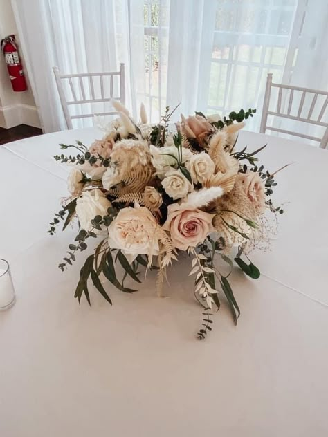 White And Beige Centerpieces, Boho Rose Centerpiece, Peony Wedding Centerpieces Rustic, Centerpieces Wedding Neutral, Boho Flower Arrangements Centerpiece, Champagne Flower Centerpiece Ideas, Wedding Flower Arrangements Neutral, Boho Wedding Flower Centerpieces, White And Beige Flower Arrangements