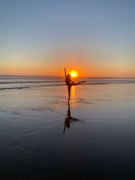 #ballet #beach #sunset #fyp #silhouette Flexibility Motivation, Sunset Dance Photography, Dance Beach Photography, Beach Dance Photography, Gymnastics Sunset, Ballet On The Beach, Dance Pic, Sunset Yoga Poses, Ballet Beach Photography