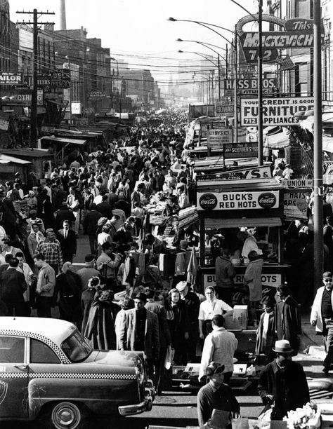 An undated photo of the Maxwell Street Market at the height of its popularity. Chicago Sights, Pickled Fish, Chicago Vintage, Chicago Pictures, Chicago Street, Chicago Neighborhoods, Chi Town, Chicago History, City Photos