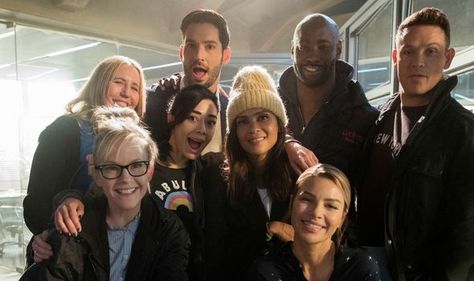 Le casting de Lucifer réuni à Paris [Photo] - Série TV Lucifer Cast, Rachel Harris, Lesley Ann Brandt, Aimee Garcia, Tom Ellis Lucifer, Cast Art, Lauren German, Film Anime, Sabrina Spellman