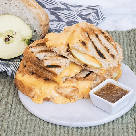 Gouda Grilled Cheese, Apple Gouda, Cheddar Grilled Cheese, Cheese Festival, Festival Foods, Gluten Free Kids, 20 Minute Recipes, Grilled Cheese Recipes, Apples And Cheese