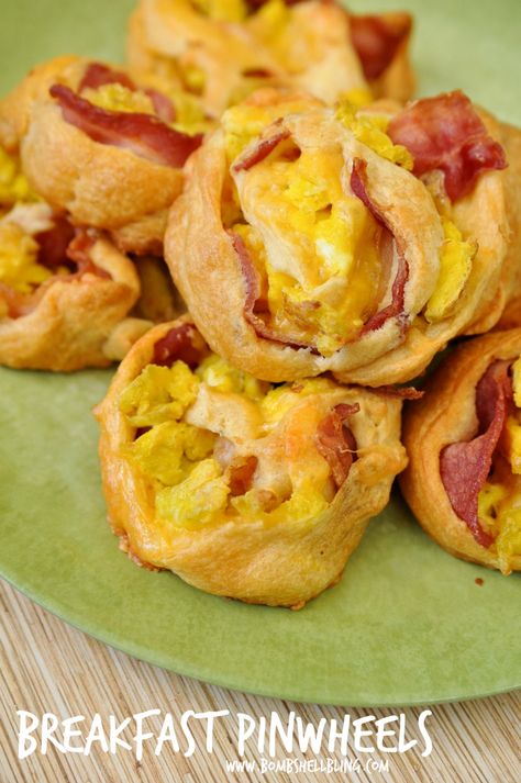 These bacon, egg, and cheese breakfast pinwheels are PERFECT to serve for brunch during the holidays or anytime.  Kid-approved, and so simple to make! Breakfast Pinwheels, Simple Brunch, Breakfast Appetizers, Cheese Breakfast, Easy Brunch Recipes, Bacon And Eggs, Bacon Egg And Cheese, Egg And Cheese, Brunch Recipe