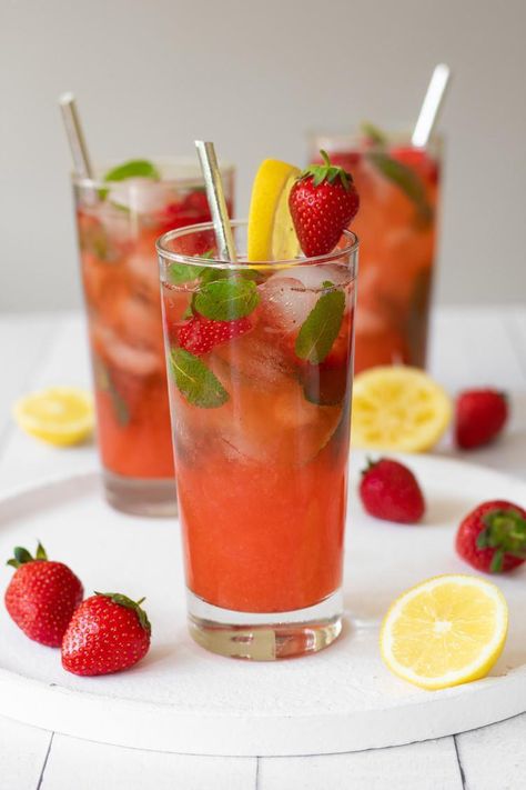 Soft Drinks Photography, Drinks Photography, Virgin Mojito, Summer Drink Recipes, Vegan Drinks, Healthy Juice Recipes, Drinks Cocktails, Strawberry Lemon, Summer Drink