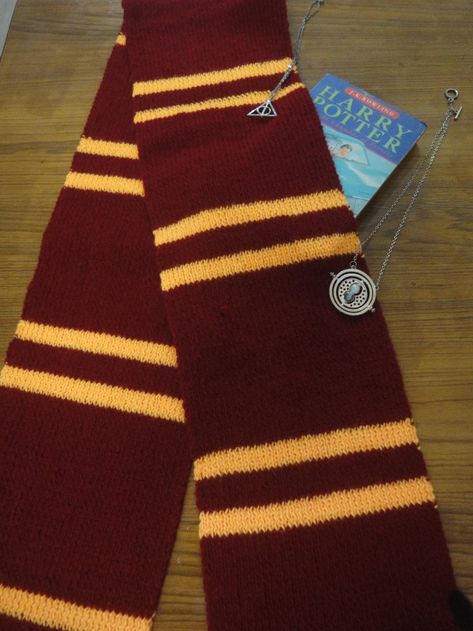 If you can knit a rectangle in rib and change colors, you can easily show off your Harry Potter Fandom with pride! I knit as  many as three Harry Potter scarves this year. They make me very very ha… Harry Potter Scarves, Harry Potter Scarf Pattern, Harry Potter Kostüm, Harry Potter Knit, Gryffindor Scarf, Harry Potter Crochet, Harry Potter Scarf, Harry Potter Gryffindor, Harry Potter Costume