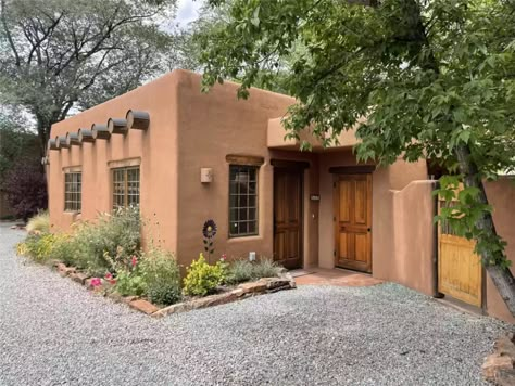 Santa Fe Style Homes Exterior, Santa Fe Home Decor, Santa Fe Style Decor, Modern Santa Fe Style, Adobe Style Homes, Pueblo House, Modern Adobe, Southwest Style Home, Pueblo Revival