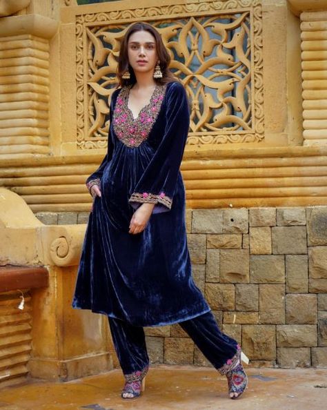 Ek Dil Ek Jaan, Velvet Salwar Suit, Velvet Salwar, Embroidery Work Kurti, Fashion Website Design, Velvet Kurta, Aditi Rao Hydari, Dark Blue Velvet, Aditi Rao