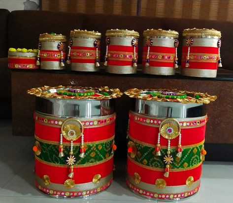 Decorating drums and dabba/container for indian wedding. Decoration ideas. Wedding Tank Decoration, Kothi Decoration For Wedding, Dabba Decoration For Wedding, Pot Decorating Ideas Indian Wedding, Matli Decoration For Wedding, Rukhwat Ideas Indian Weddings, Matli Decoration, Wedding Packings, Drum Decoration