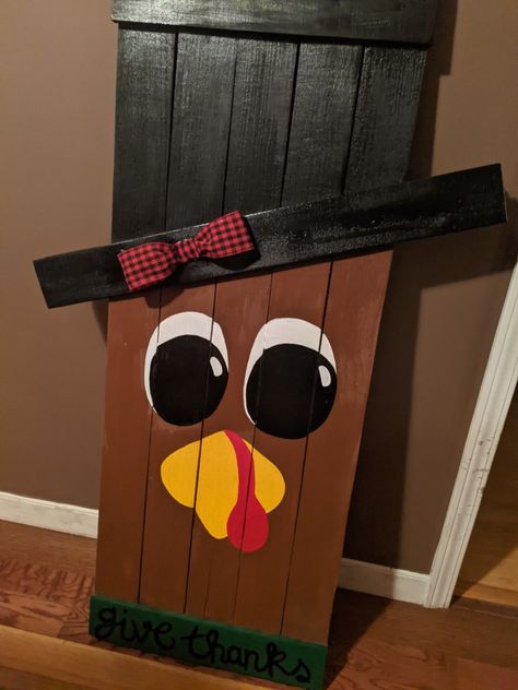 Turkey Wood Crafts, Pallet Turkey, Pallet Thanksgiving Ideas, Reversible Porch Sign, Thanksgiving Wood Signs Front Porches, Reversible Thanksgiving Christmas Sign, Pallet Wood Turkey Diy, Reversible Porch Sign Fall Christmas, Fall Porch Signs Reversible