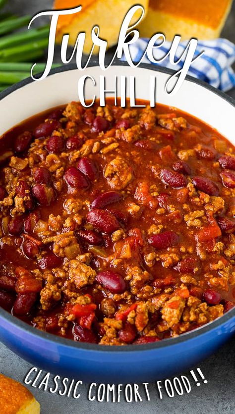 This turkey chili is a blend of ground turkey, tomatoes, spices and beans, all simmered together to make a delicious and hearty meal. Chili Recipe Crockpot Easy, Ground Turkey Chilli, Turkey Chilli, Chili Dinner, Turkey Chili Recipe, Crockpot Chicken And Dumplings, Chili Recipe Turkey, Chili Recipe Crockpot, Easy Dinner Recipes Crockpot