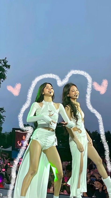 Jenlisa Cute Wallpaper, Jenlisa Wallpaper, Lisa And Jennie, Jennie And Lisa, Black Pink In Your Area, Bst Hyde Park, Aesthetic Profile Picture Cartoon Soft, Hyde Park London, Korean Short Hair