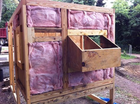 4 Ways to Insulate chicken Koop to make it winter or cold hardy house and to protect chickens from coldness. Cold Weather Chicken Coop, Chicken Coop On Wheels, Build A Chicken Coop, Chicken Coop Pallets, Mobile Chicken Coop, Walk In Chicken Coop, Chickens In The Winter, Chicken Barn, Portable Chicken Coop