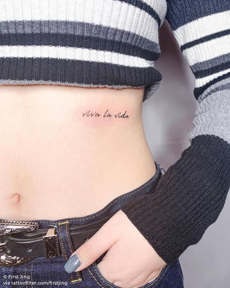 viva la vida Viva La Vita Tattoo, Viva Tattoo, Viva La Vida Tattoo, Rib Cage Tattoos For Women, Rib Cage Tattoos, Girl Rib Tattoos, Rib Tattoo Quotes, Flower Tattoo On Ribs, Small Rib Tattoos