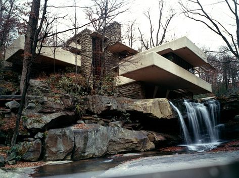 Fallingwater House in Mill Run, Pennsylvania Kaufmann House, Falling Water House, Frank Lloyd Wright Architecture, John Lautner, Frank Lloyd Wright Homes, Flatiron Building, American Architecture, Famous Architects, Organic Architecture