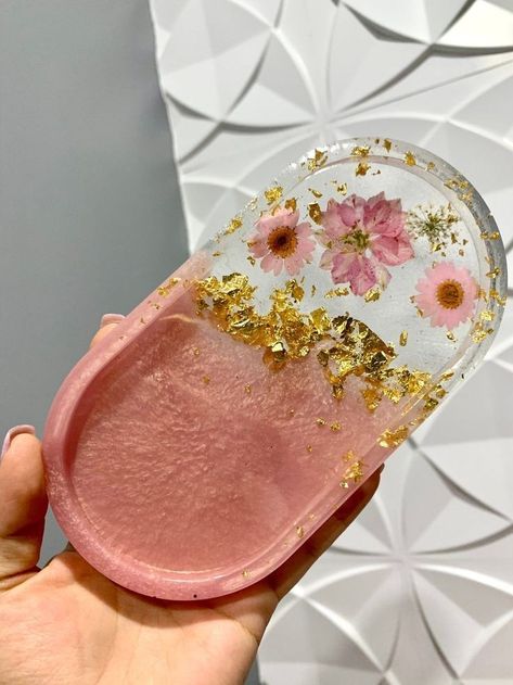 How To Make Resin Jewelry Dried Flowers, Resin Ring Dish, Pink Resin Tray, Resin Jewelry Dish, Resin Trays Diy, Resin Trays Ideas, Things To Make With Resin, Resin Crafts Ideas Inspiration, Table Questions