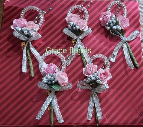 Roses Boutonniere, Red Rose Boutonniere, Flower Headband Diy, Pink Boutonniere, Diy Boutonniere, Wedding Pen, Gold Wedding Favors, Nylon Flowers, Family Flowers