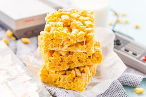 These Cap'n Crunch Treats are a fun twist on classic rice krispies treats and inspired by the book Ready Player One by Ernest Cline. They're the perfect fast dessert or afternoon snack and Cap'n Crunch lovers will go crazy over them! Cap'n Crunch, Lemon Tart Recipe, Fast Desserts, Peanut Butter Banana Muffins, Capn Crunch, Rice Krispies Treats, Living Better, Marshmallow Treats, Krispies Treats