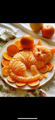 Diy Candy Land, Fruit Platter Designs, Decorações Com Comidas, Food Sculpture, Amazing Food Decoration, Amazing Food Art, Candy Land Christmas Tree, Food Carving, Easy Food Art