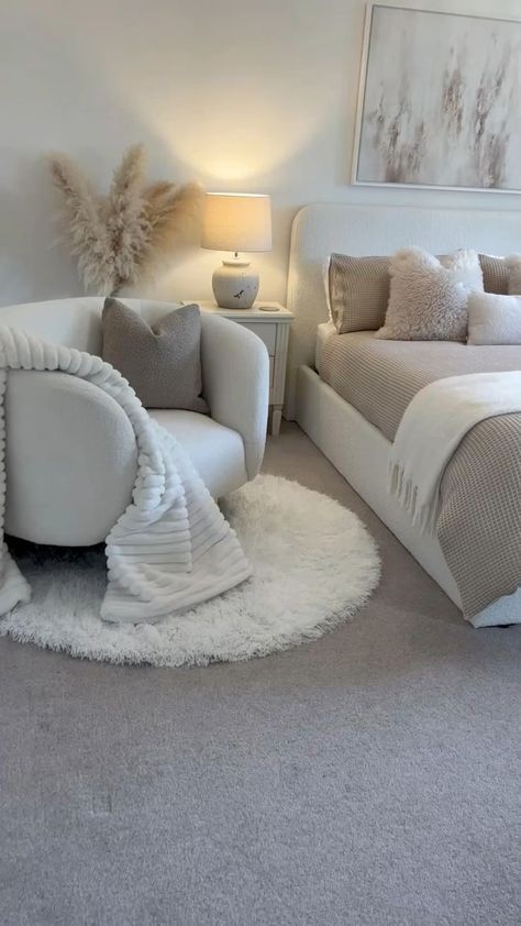 Baddie Room, Beige Room, White Room Decor, Classy Bedroom, Dream Apartment Decor, Redecorate Bedroom, Dream Room Inspiration, Room Makeover Bedroom, Room Makeover Inspiration