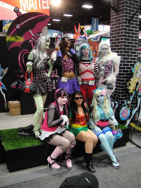 San Diego Comic-Con 2011 - Monster High girls (Mattel booth) by Pop Culture Geek, via Flickr Monster High Halloween Costumes, Monster High Halloween, Monster High Cosplay, Monster High Costume, Iconic Halloween Costumes, Ghoulia Yelps, Abbey Bominable, Cute Group Halloween Costumes, Matching Halloween Costumes