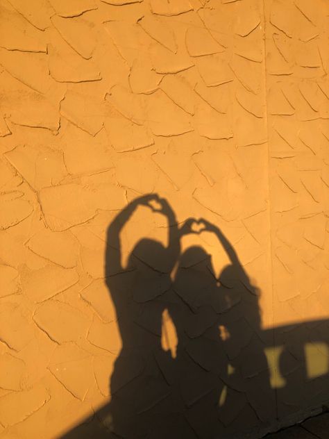 Best friends shadow making heart from hands during golden hour Friends Yellow Aesthetic, Yellow Aesthetic Friends, Yellow Friends Aesthetic, Brown Aesthetic Friendship, Sunset Friends Aesthetic, Golden Hour Friends Aesthetic, Friends Adventures, People Having Fun, Bff Photoshoot