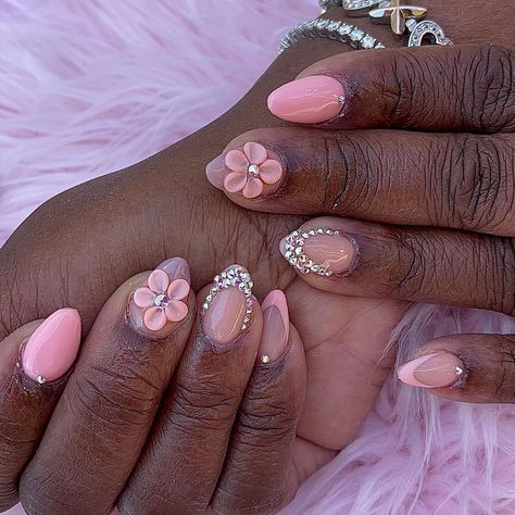 Shorties Nails Almond, Easter Almond Nails, 17th Birthday Wishes, Shorties Nails, Birthday Nail Designs, Nail Art Designs Images, Bff Drawings, Mommy Time, Nails Almond