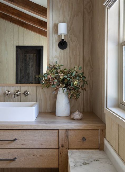 10 Designer Favorite Bathroom Trends for 2024 Wood And Marble Bathroom, Reclaimed Wood Ceiling, Serene Bathroom, Mountain Modern, Bathroom Trends, Wood And Marble, Wood Ceilings, Marble Bathroom, Modern Country