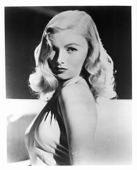 Veronica Lake Hair, The Veronicas, Lake Hair Styles, Classic Hollywood Glamour, Veronica Lake, Roll Hairstyle, Jessica Rabbit, Hollywood Icons, Actrices Hollywood