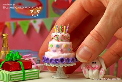 sooo little Happy Birthday Cake--so cute! Miniature Birthday Party, Amazing Miniatures, Polymer Food, Mini Bakery, Miniature Cakes, Miniature Inspiration, Barbie Food, Miniature Bakery, Mini Treats