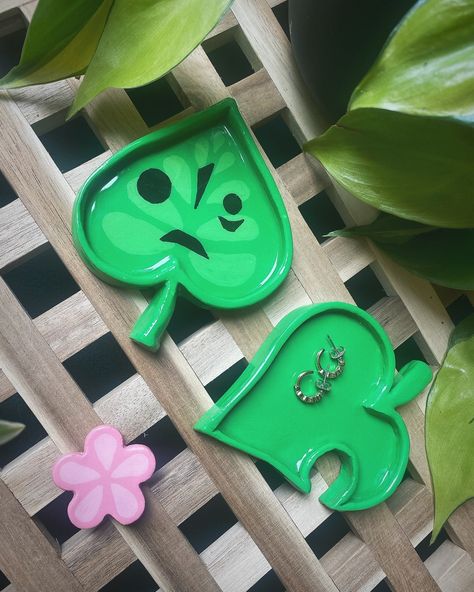 Flower Trinket Dish Clay, Clay Flower Dish, Diy Air Dry Clay Earrings, Nerdy Clay Projects, Air Dry Clay Trinket Dishes Diy, Animal Crossing Clay Ideas, Zelda Clay Ideas, Clay Creation Ideas, Animal Crossing Pottery